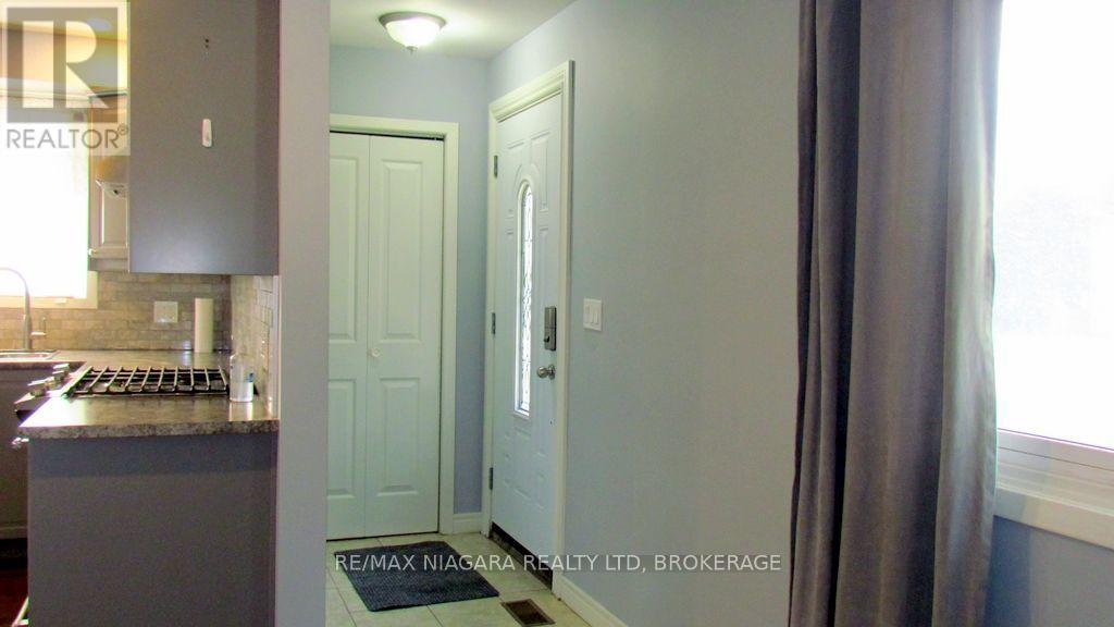 8110 Paddock Trail Drive, Niagara Falls, Ontario  L2H 1X3 - Photo 6 - X12304692