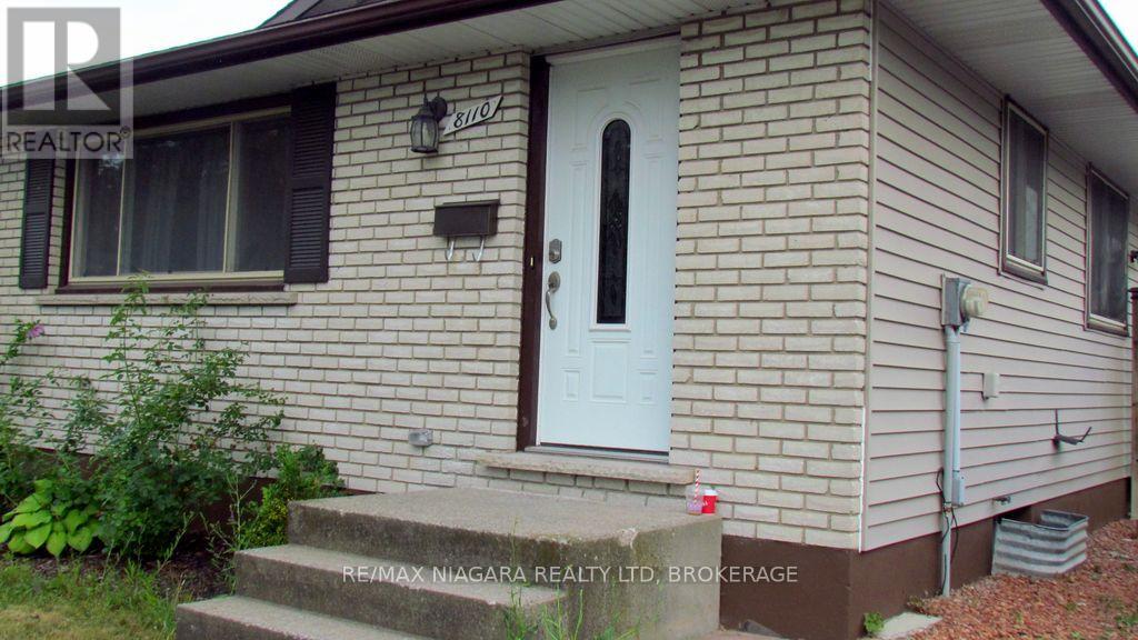 8110 Paddock Trail Drive, Niagara Falls, Ontario  L2H 1X3 - Photo 5 - X12304692