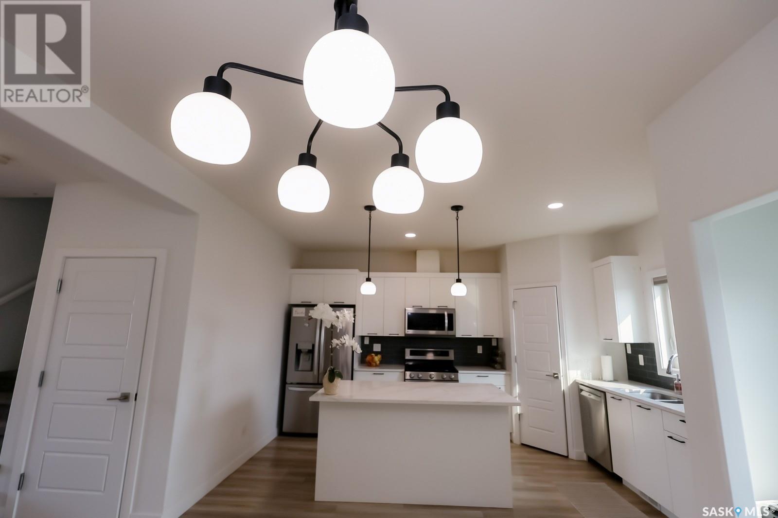 Property at 216 Rosewood BOULEVARD E image 3