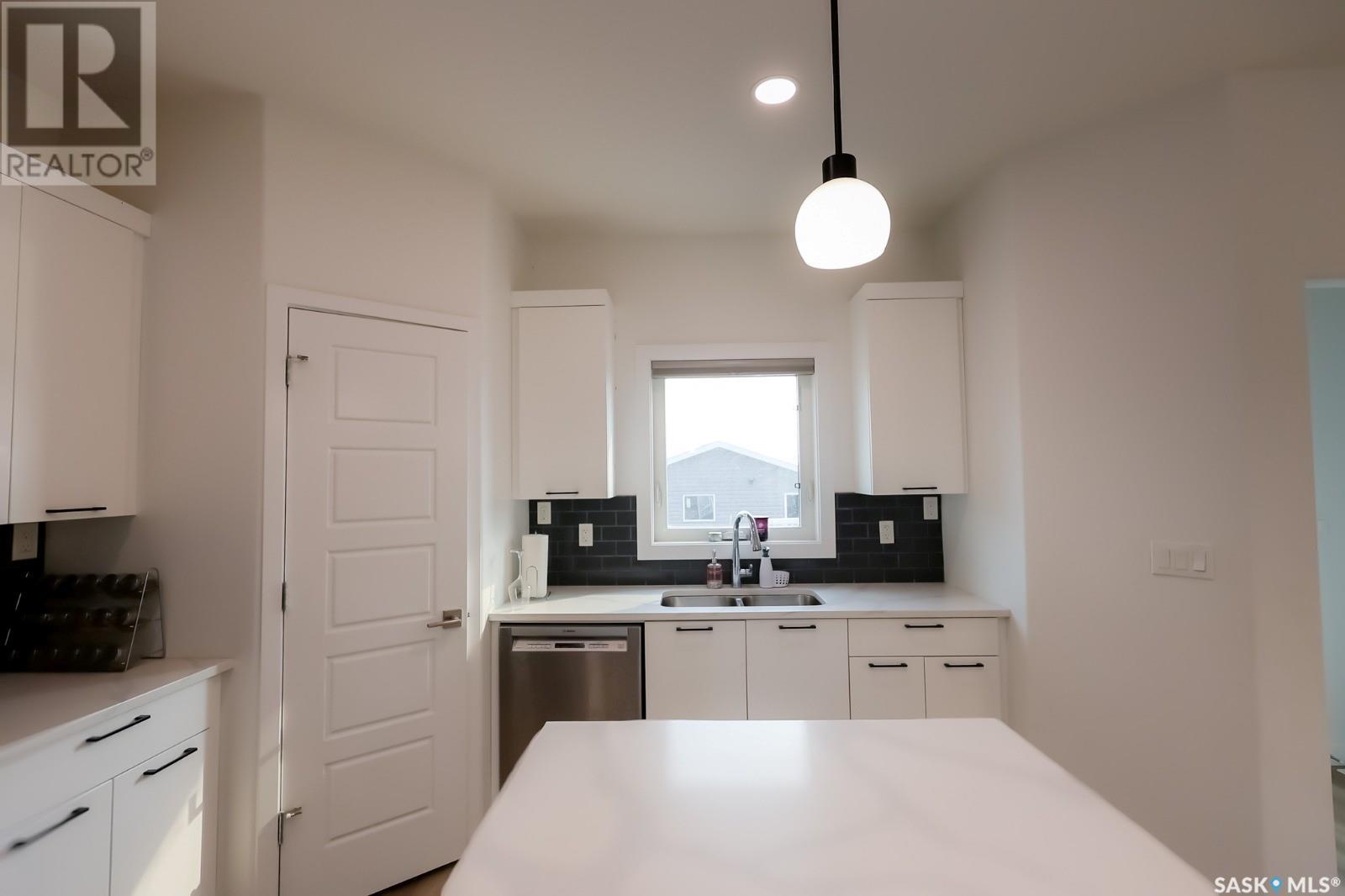 Property at 216 Rosewood BOULEVARD E image 4