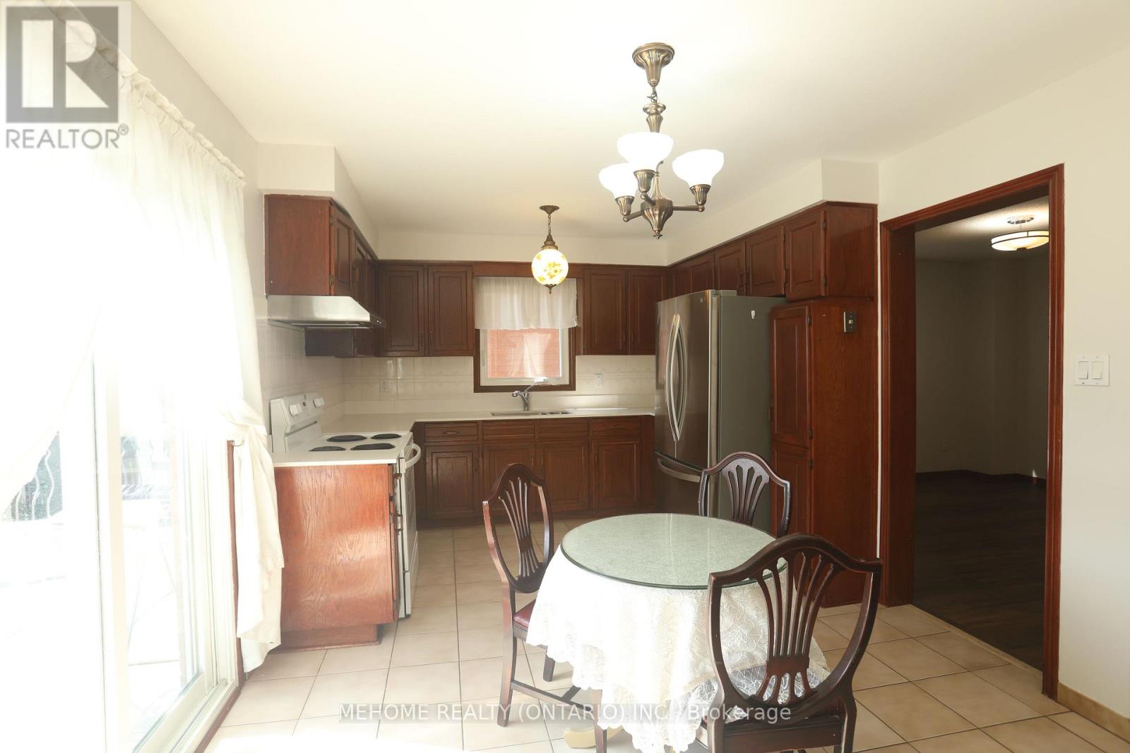 70 Governor Crescent, Vaughan (East Woodbridge), Ontario  L4L 5G7 - Photo 11 - N12306461