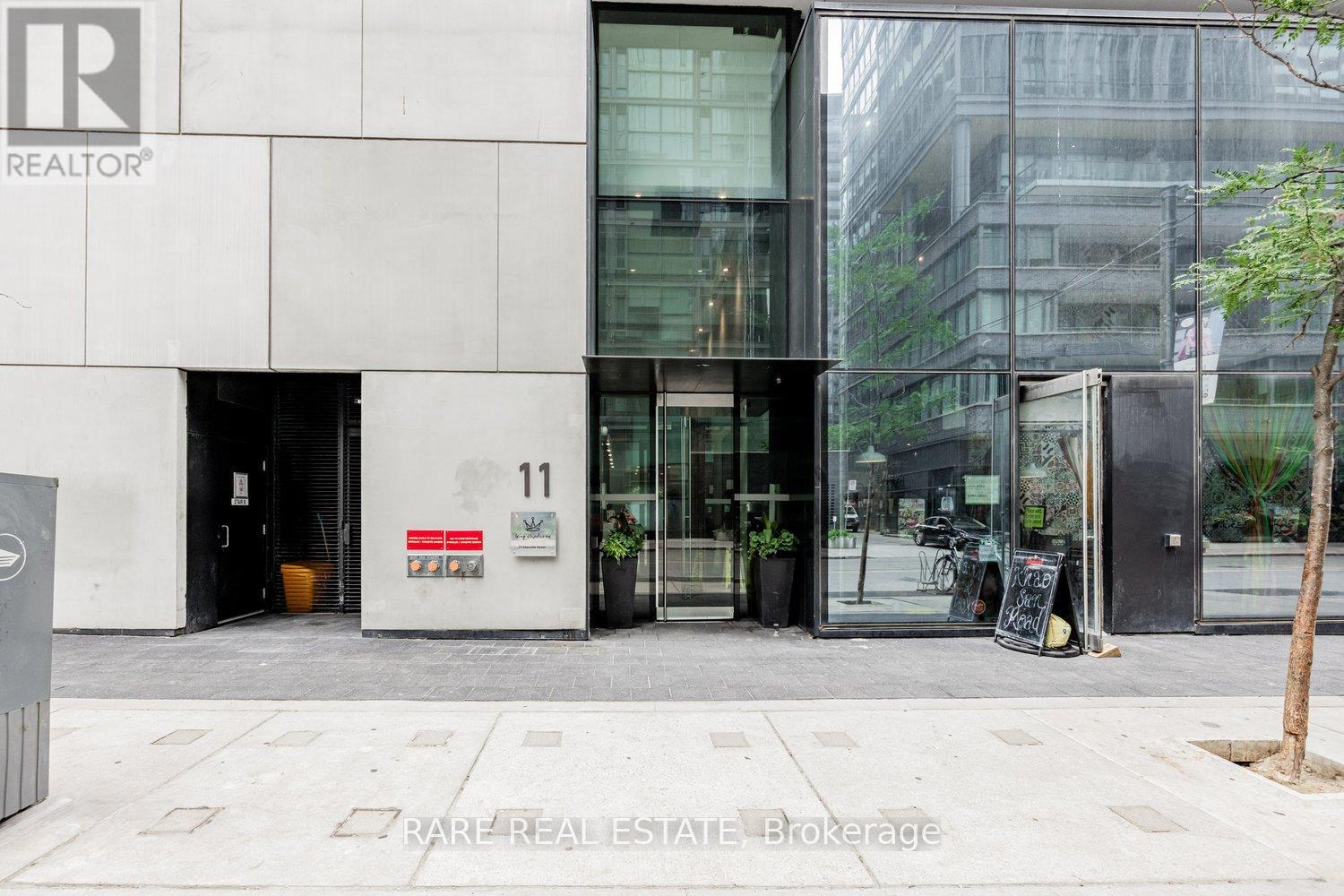 2404 - 11 Charlotte Street, Toronto (Waterfront Communities), Ontario  M5V 0M6 - Photo 4 - C12306592
