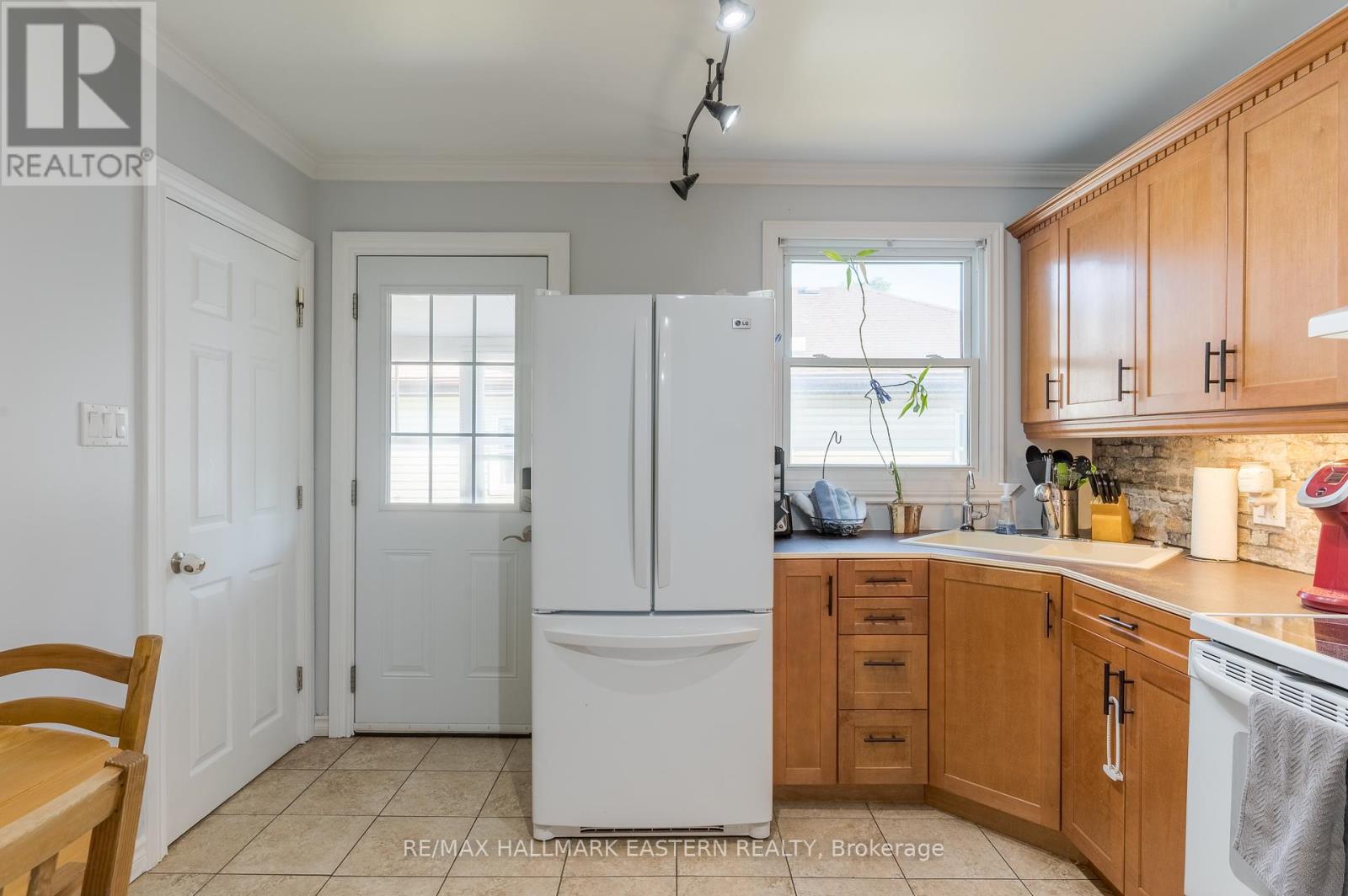 677 Armour Road, Peterborough East, Ontario  K9H 1Z5 - Photo 6 - X12306711