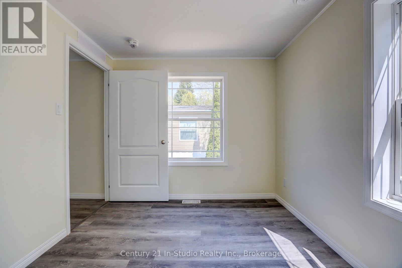 8 Sussex Square, Georgian Bluffs, Ontario N4K 5N5 - Photo 9 - X12170433