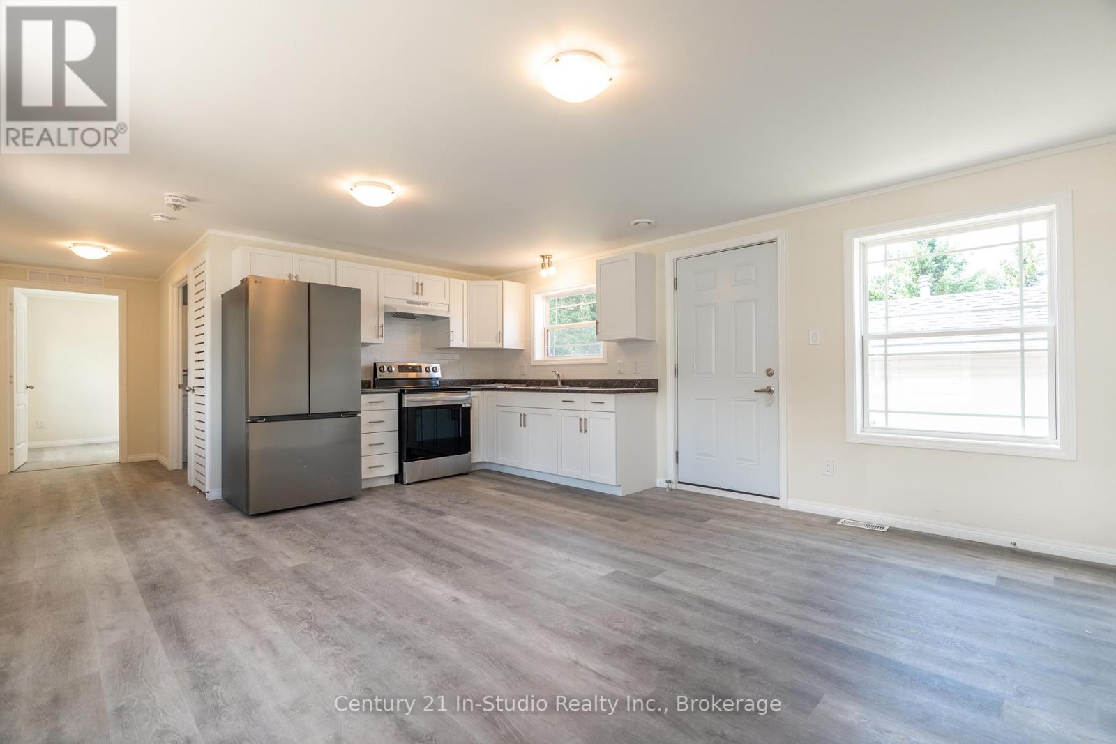 8 Sussex Square, Georgian Bluffs, Ontario N4K 5N5 - Photo 6 - X12170433