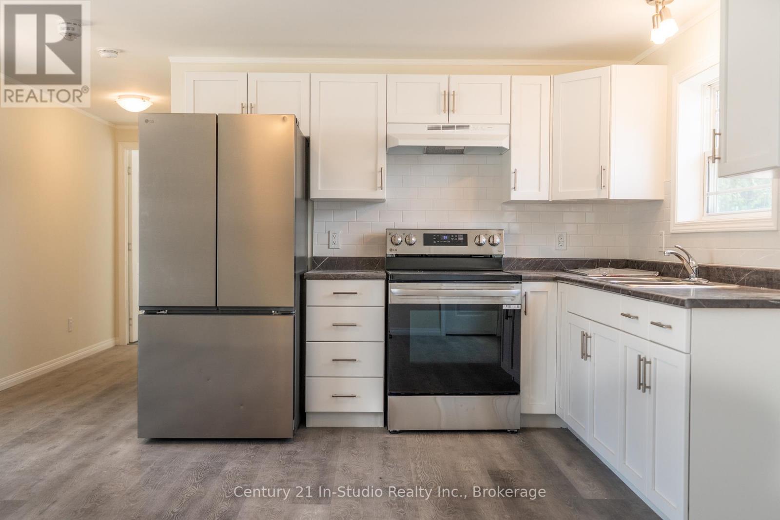 8 Sussex Square, Georgian Bluffs, Ontario N4K 5N5 - Photo 4 - X12170433