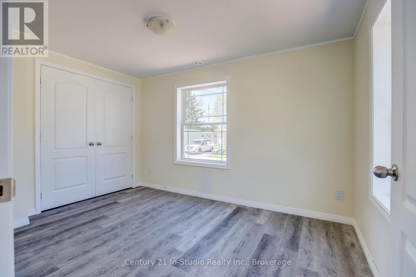 8 Sussex Square, Georgian Bluffs, Ontario N4K 5N5 - Photo 7 - X12170433