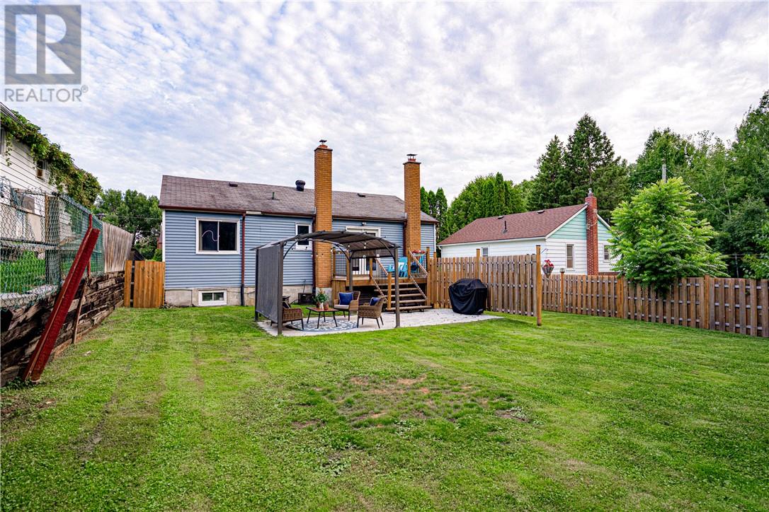 Property at 728 Lonsdale Avenue image 3
