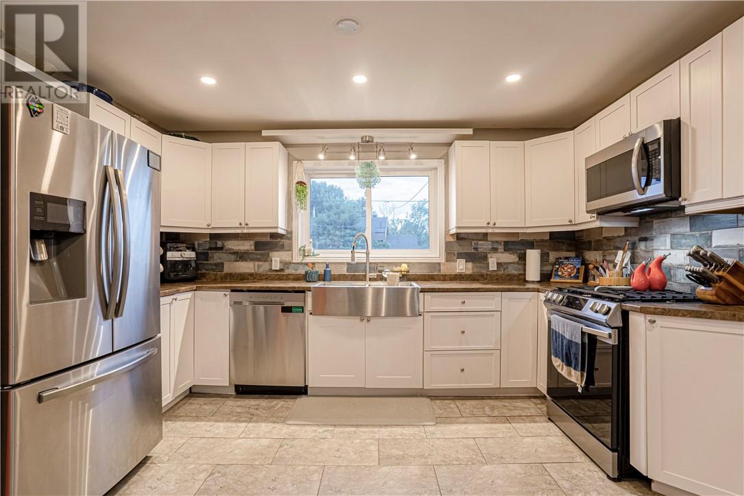 Property at 728 Lonsdale Avenue image 5