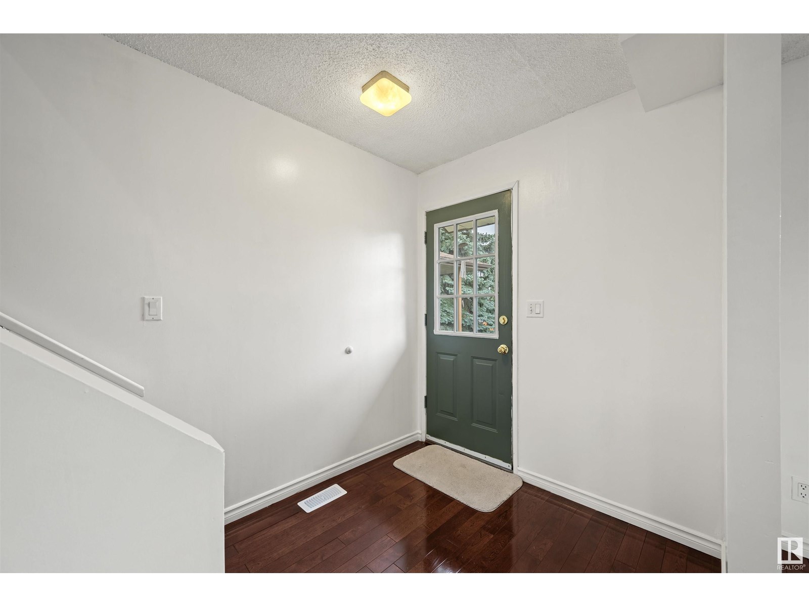 Property at 10814 20A AV NW image 3