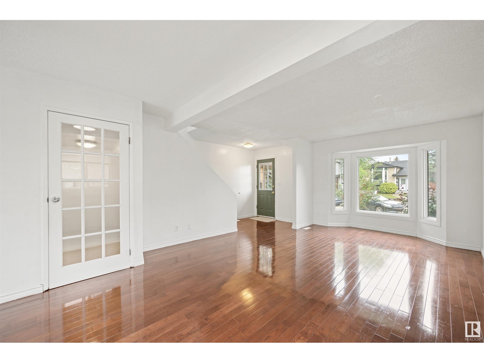 Property at 10814 20A AV NW image 4