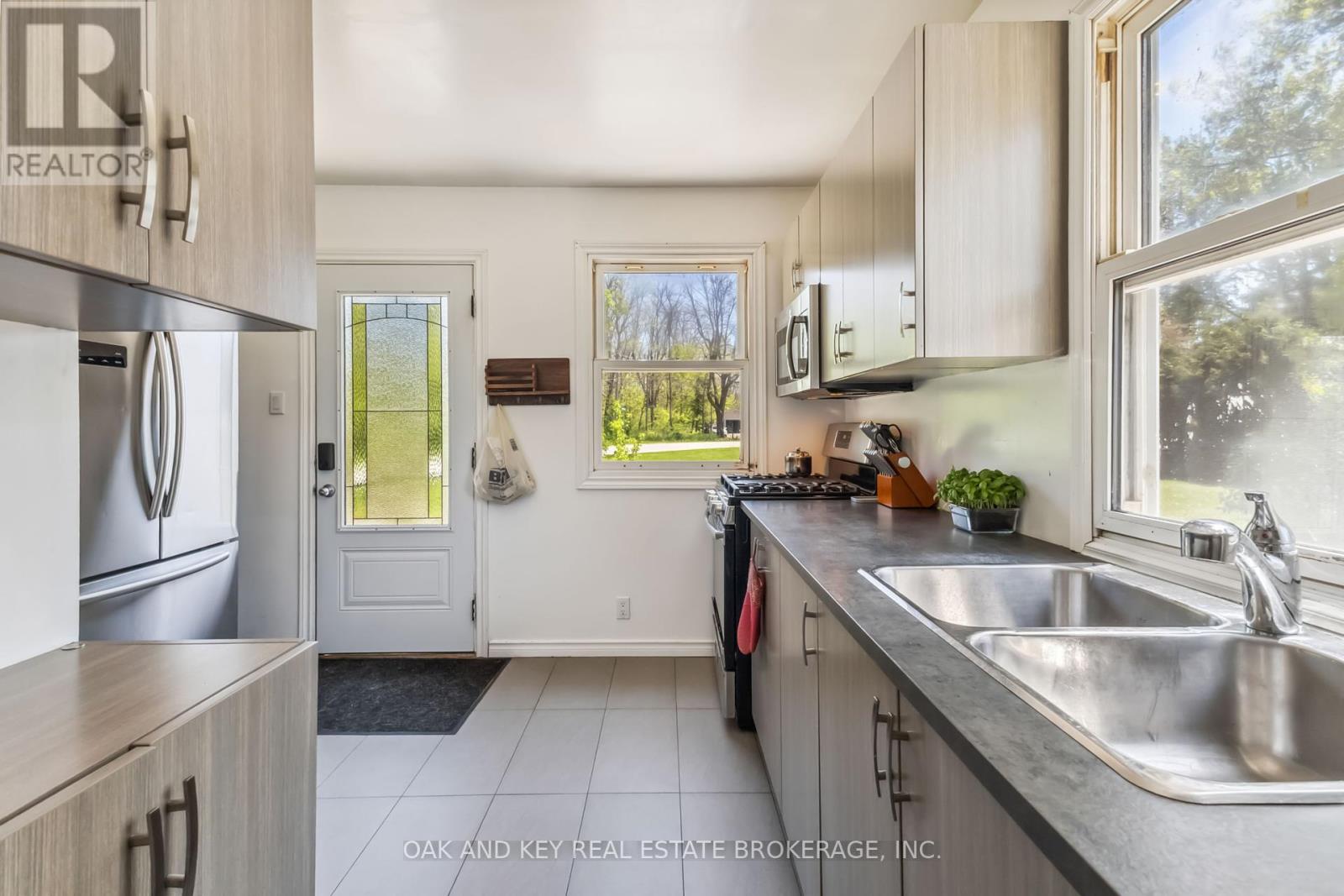 130 Wellington Street, Southwest Middlesex, Ontario  N0L 2N0 - Photo 28 - X12306816