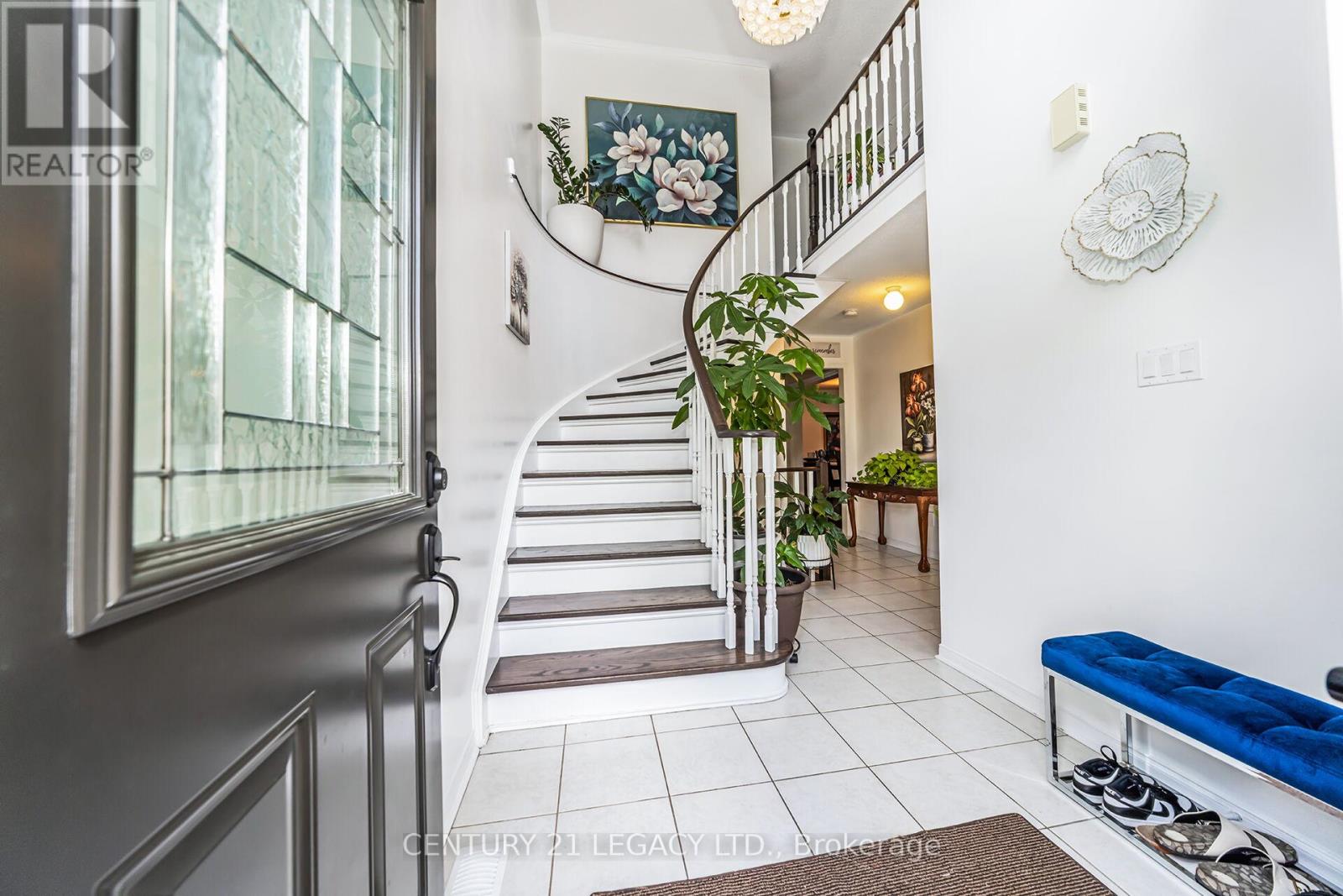 47 National Crescent, Brampton, Ontario  L7A 1J2 - Photo 4 - W12304239