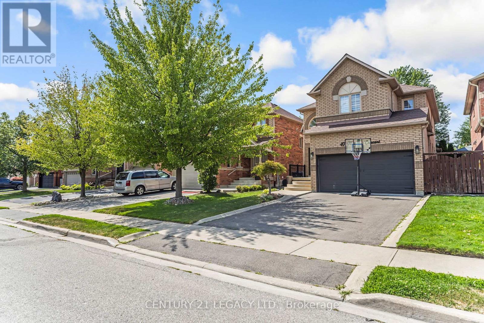 47 National Crescent, Brampton, Ontario  L7A 1J2 - Photo 2 - W12304239