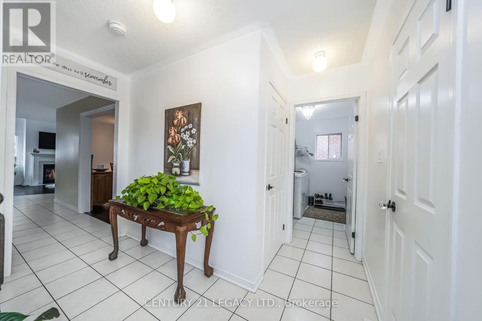 47 National Crescent, Brampton, Ontario  L7A 1J2 - Photo 5 - W12304239