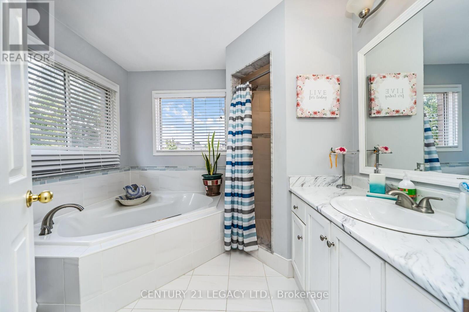 47 National Crescent, Brampton, Ontario  L7A 1J2 - Photo 30 - W12304239