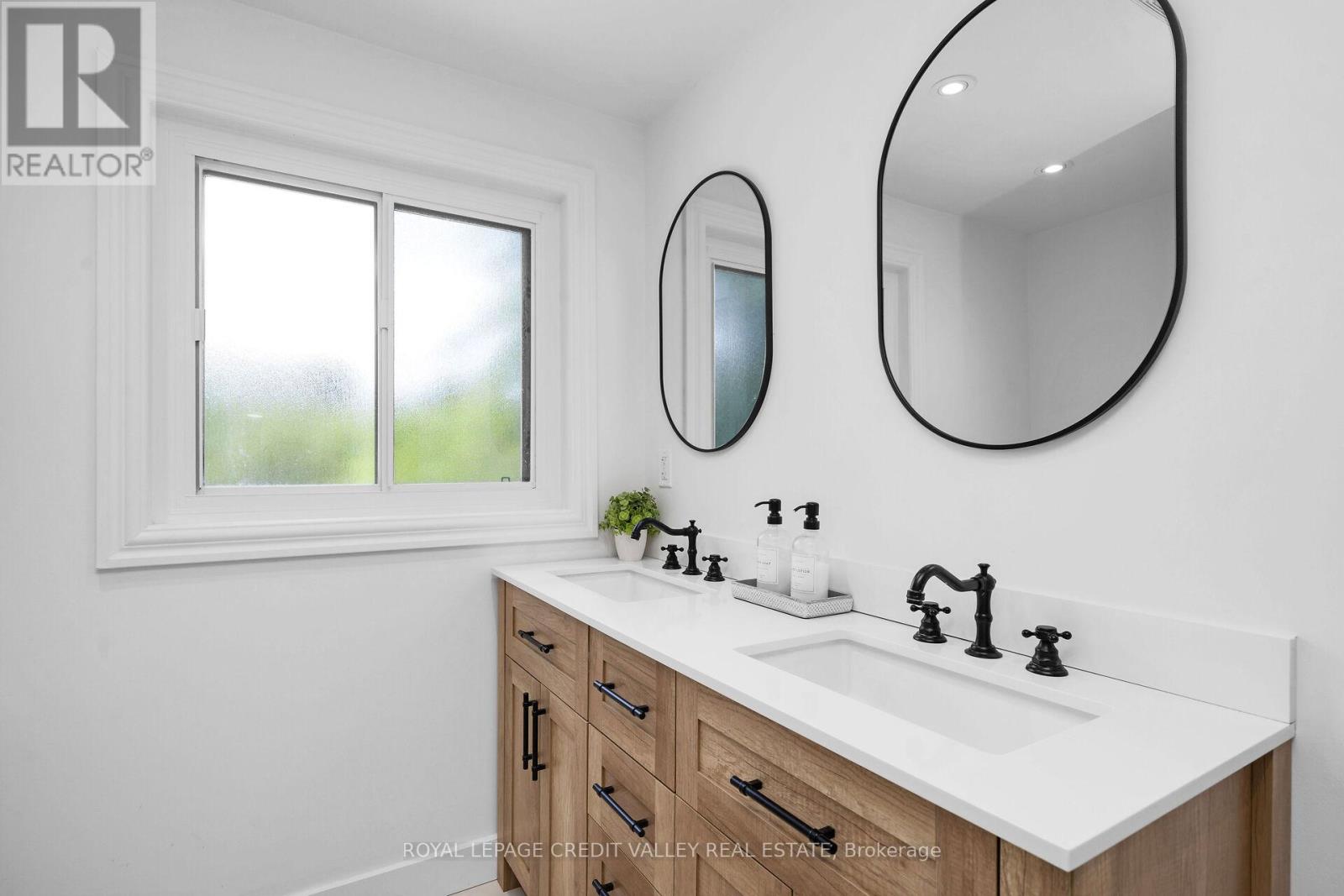 47 Larry Street, Caledon, Ontario  L7C 1K8 - Photo 23 - W12305756