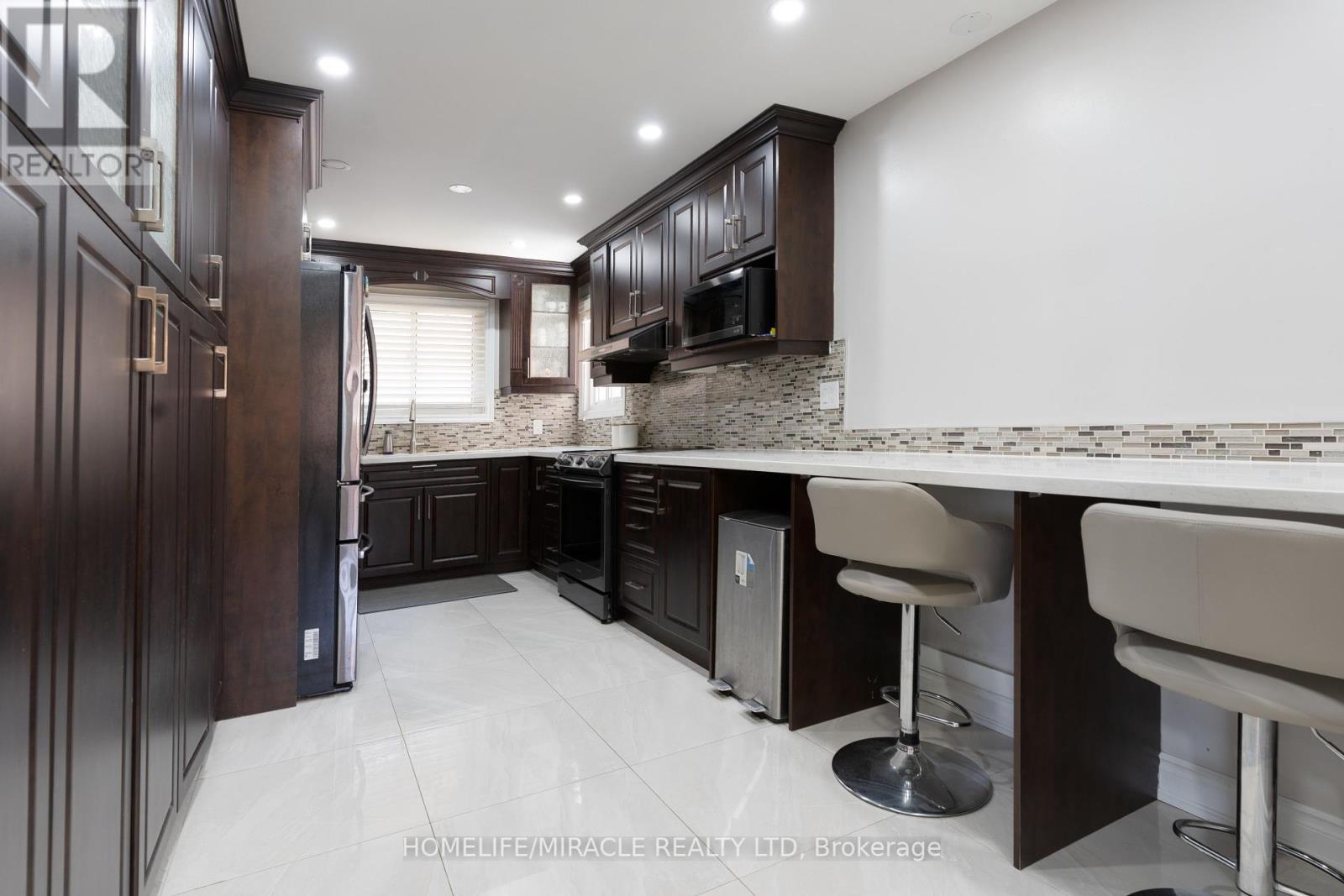 7568 Middleshire Drive, Mississauga, Ontario  L4T 3S2 - Photo 12 - W12306793