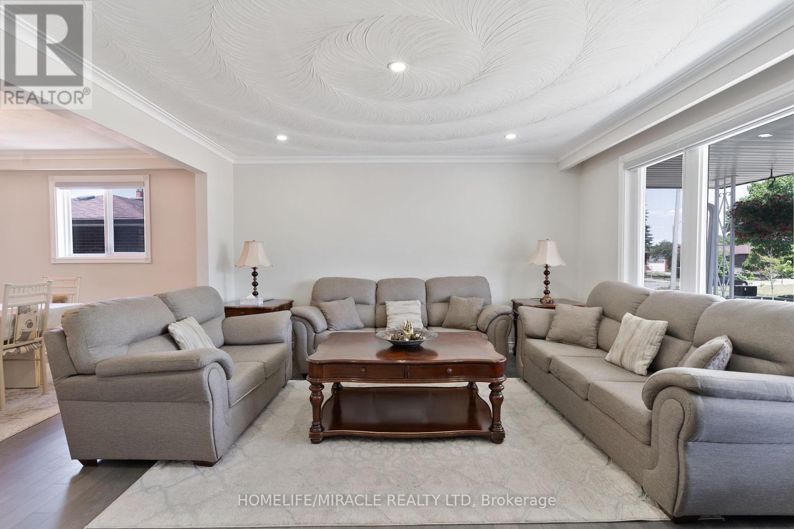 7568 Middleshire Drive, Mississauga, Ontario  L4T 3S2 - Photo 8 - W12306793