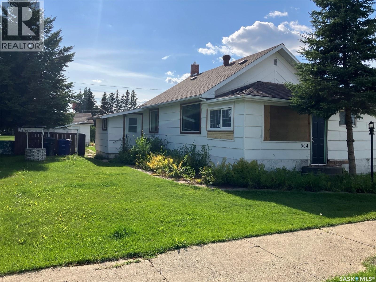 304 1st Street W, Nipawin, Saskatchewan  S0E 1E0 - Photo 1 - SK013763