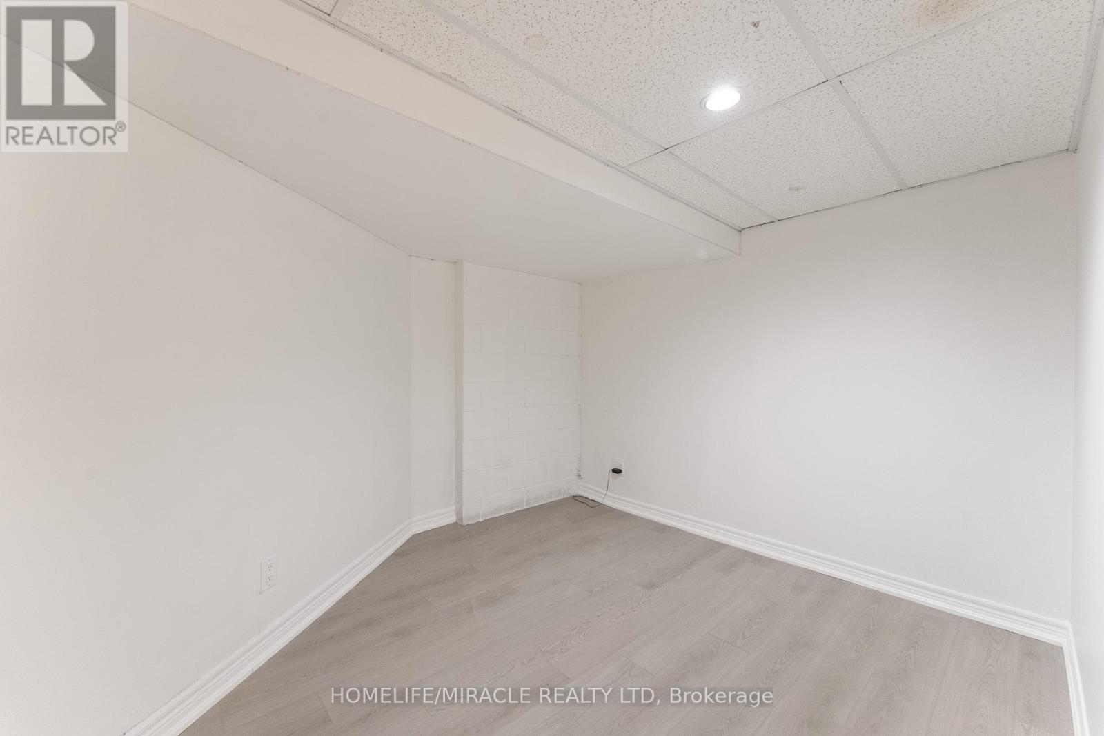 136 Mohawk Road, Hamilton, Ontario  L9G 2W9 - Photo 25 - X12260295