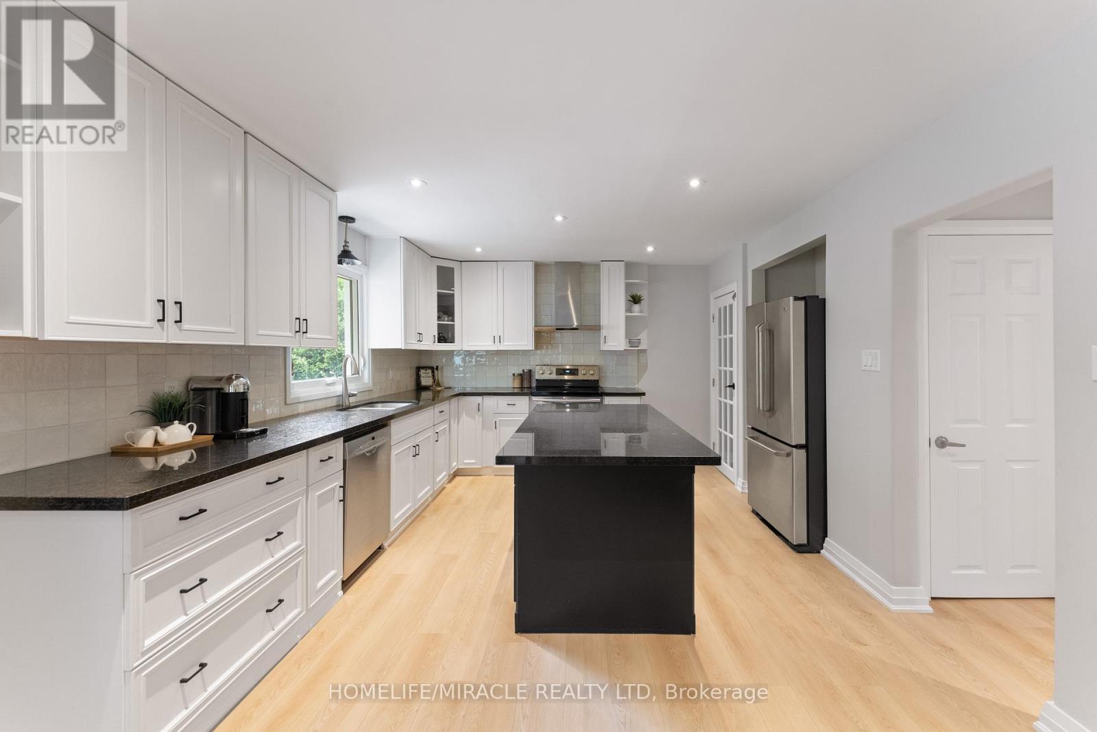 136 Mohawk Road, Hamilton, Ontario  L9G 2W9 - Photo 6 - X12260295