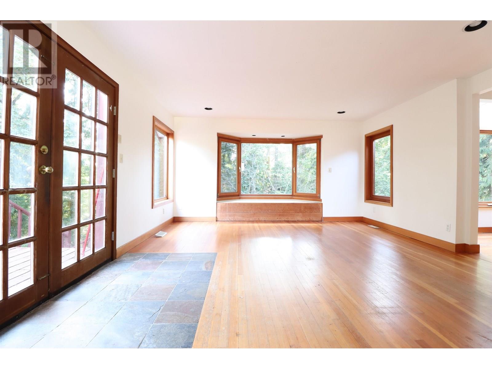 Property at 5808 PORTLAND STREET image 3