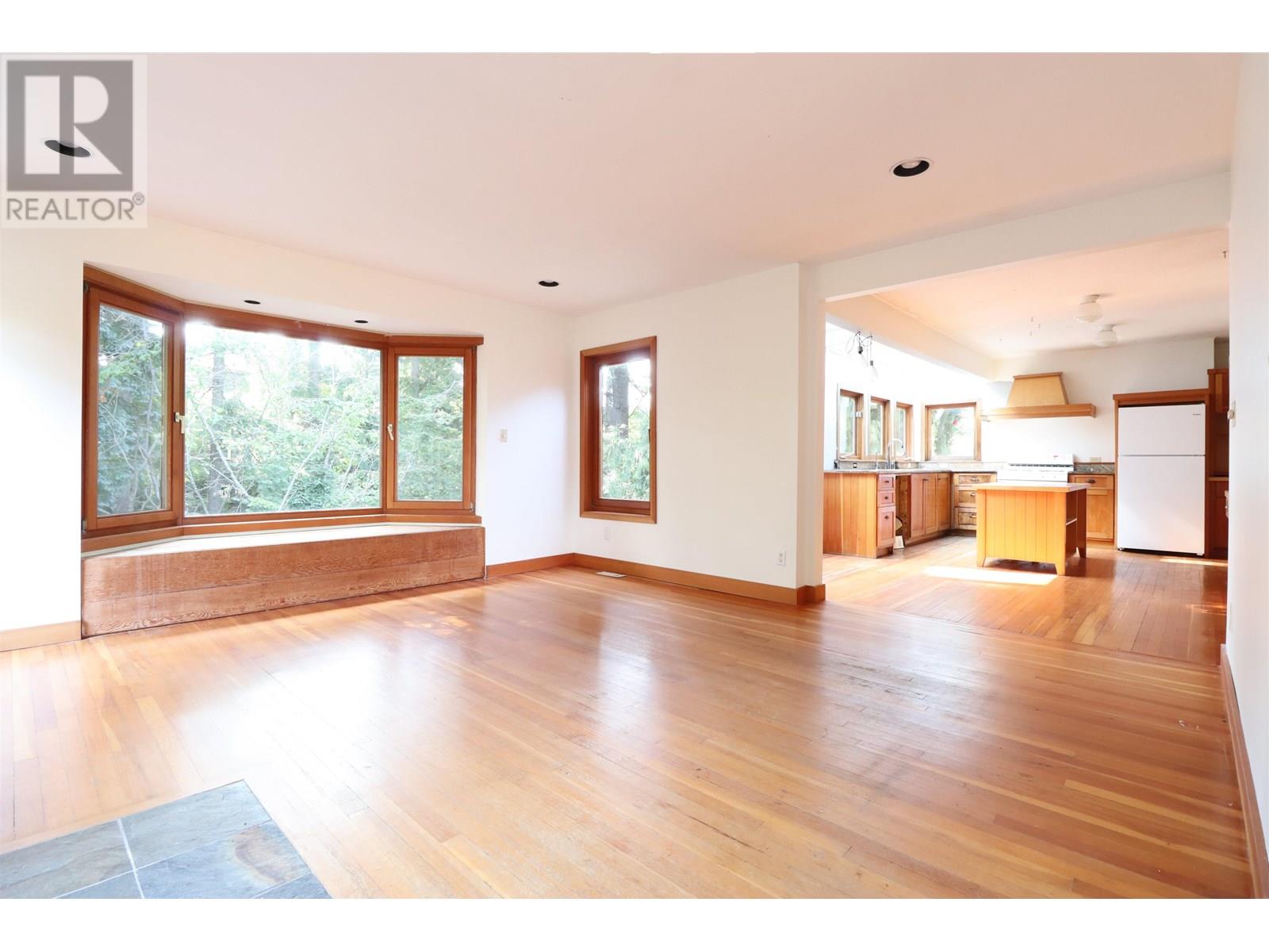 Property at 5808 PORTLAND STREET image 4