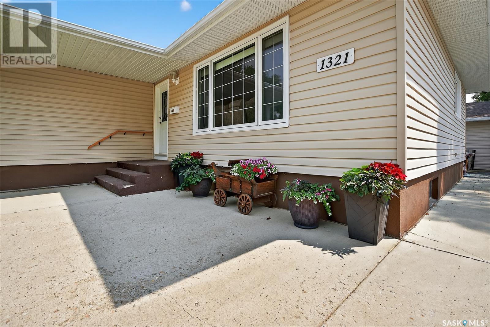 Property at 1321 Queen CRESCENT image 4