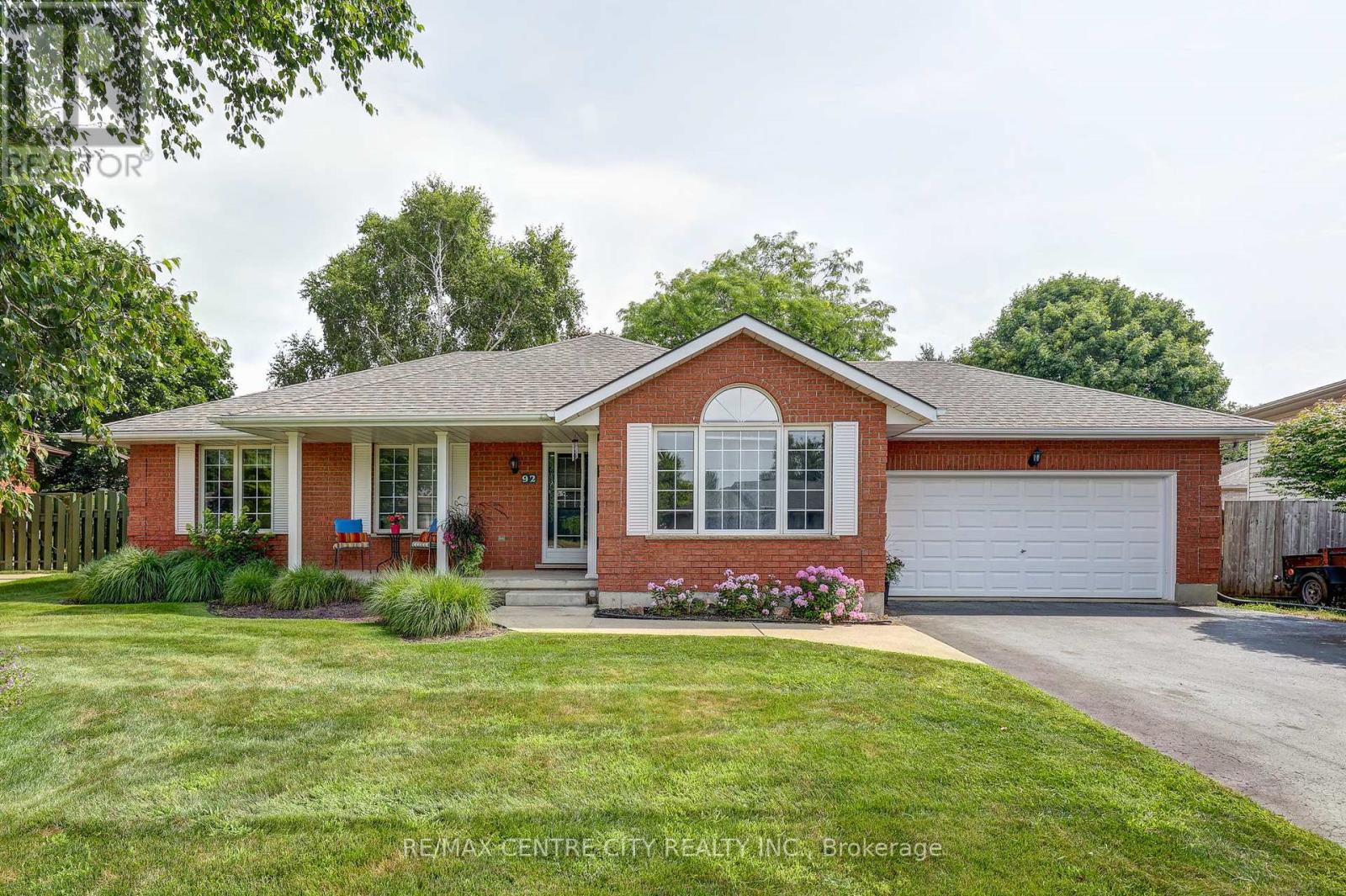 92 Glendale Drive, Tillsonburg, Ontario  N4G 5R2 - Photo 1 - X12307222