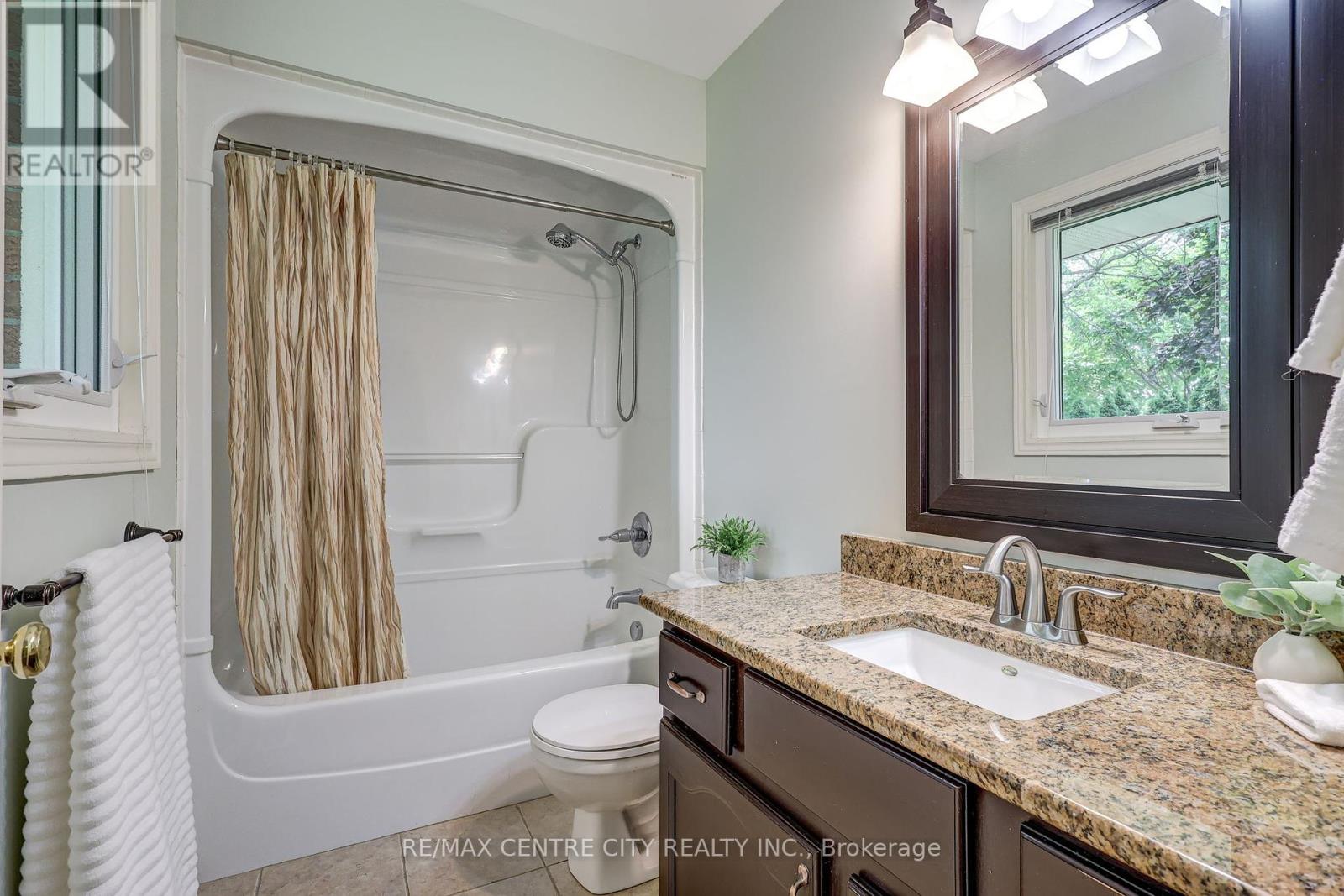 92 Glendale Drive, Tillsonburg, Ontario  N4G 5R2 - Photo 10 - X12307222