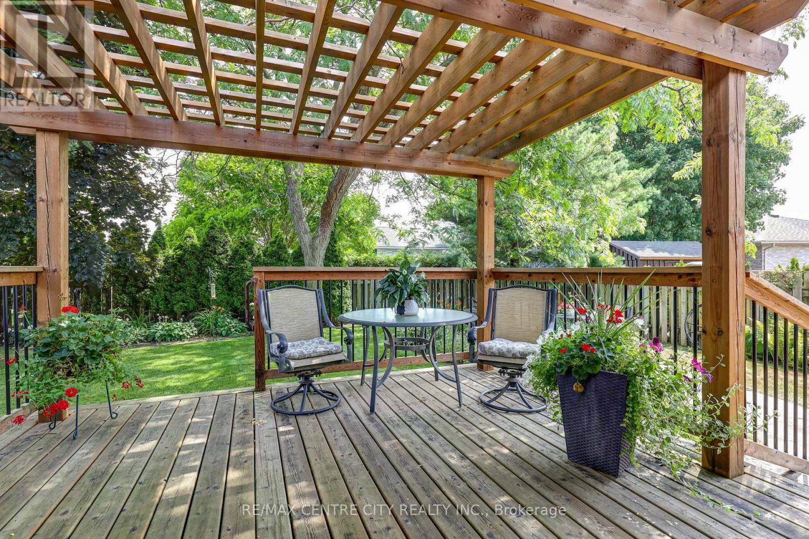 92 Glendale Drive, Tillsonburg, Ontario  N4G 5R2 - Photo 2 - X12307222