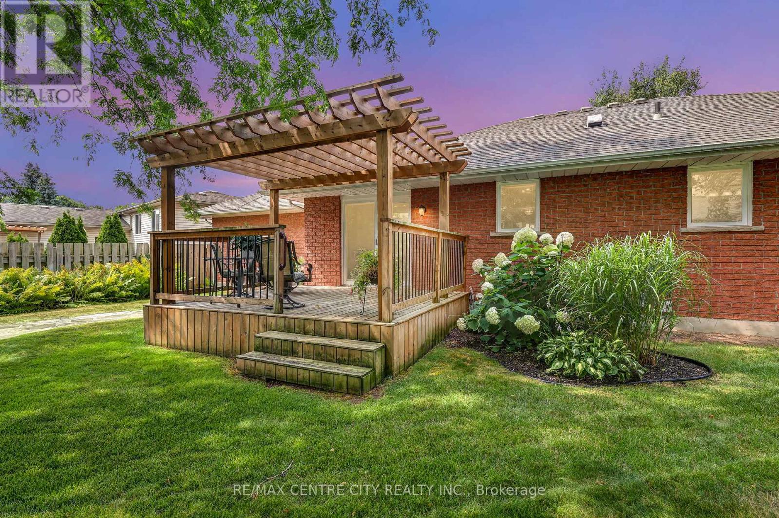 92 Glendale Drive, Tillsonburg, Ontario  N4G 5R2 - Photo 25 - X12307222