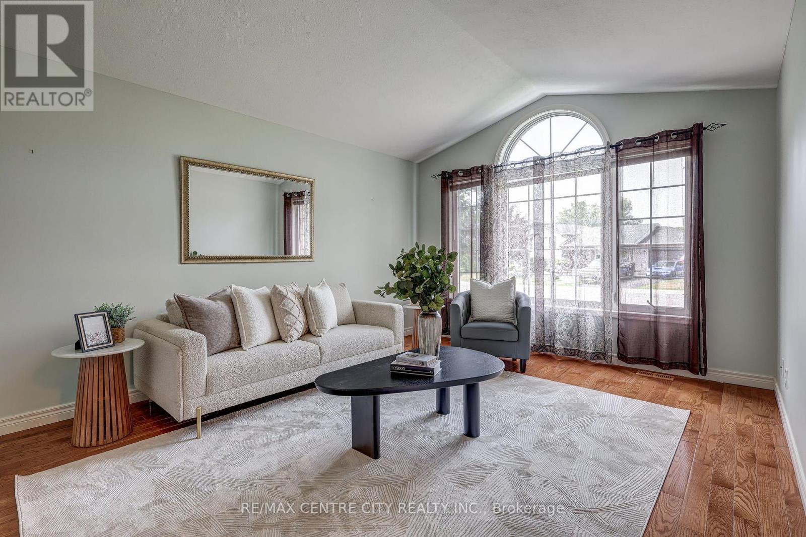 92 Glendale Drive, Tillsonburg, Ontario  N4G 5R2 - Photo 3 - X12307222