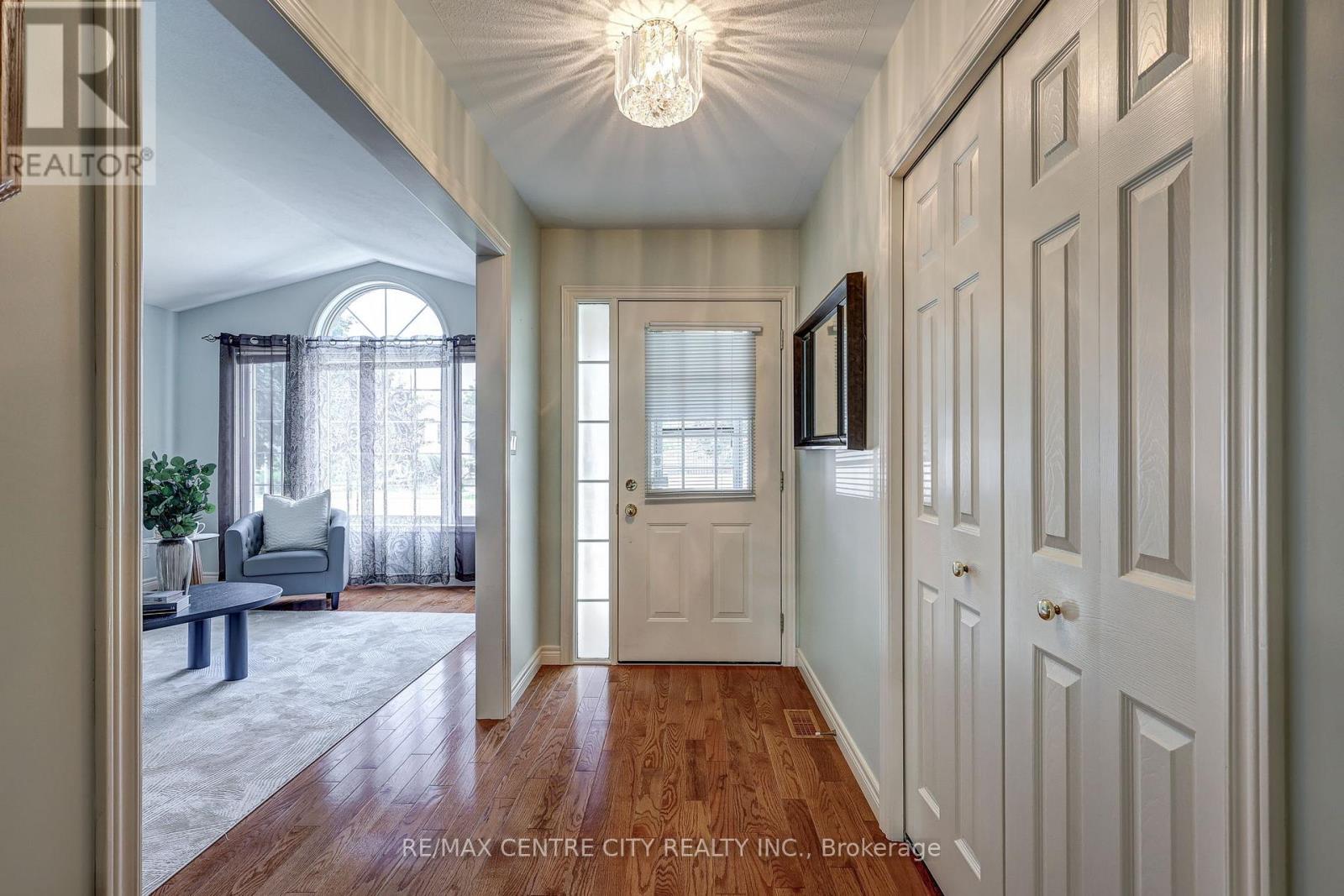 92 Glendale Drive, Tillsonburg, Ontario  N4G 5R2 - Photo 4 - X12307222