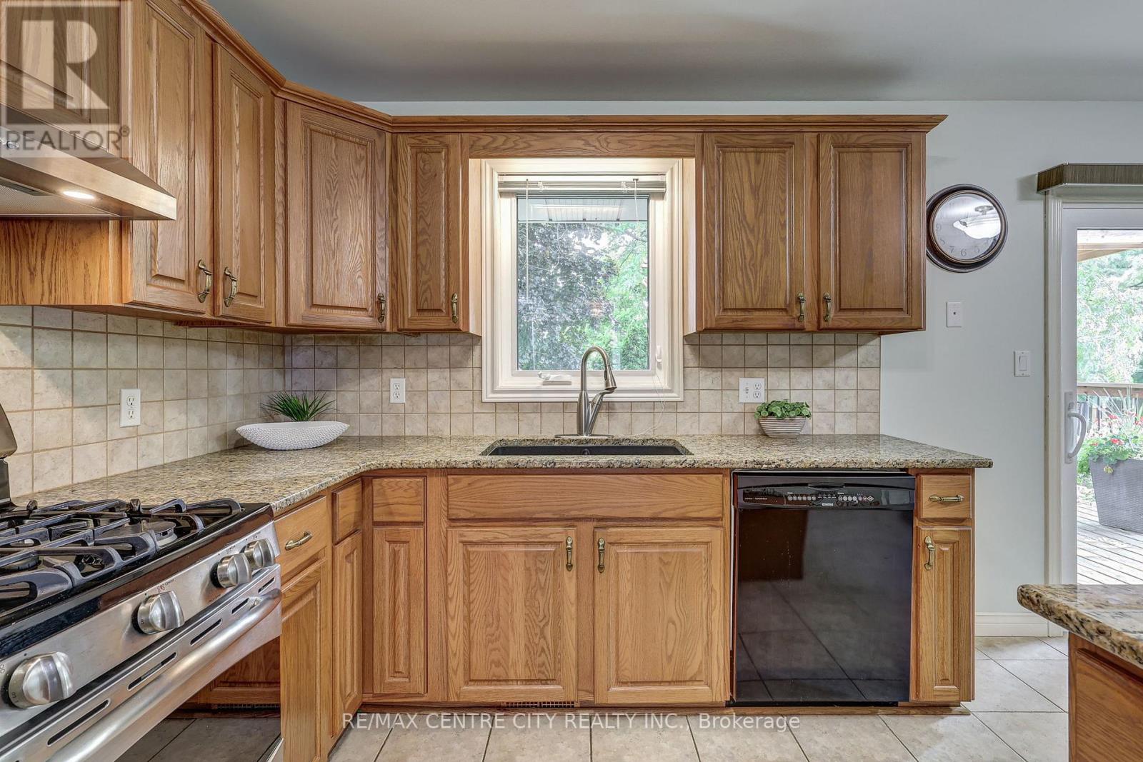 92 Glendale Drive, Tillsonburg, Ontario  N4G 5R2 - Photo 6 - X12307222