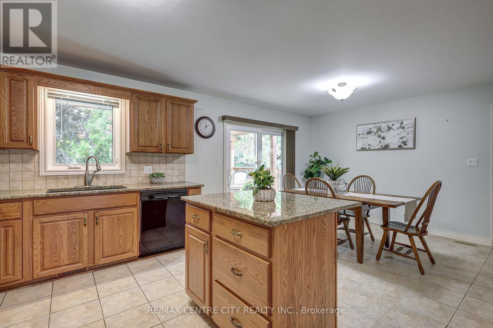 92 Glendale Drive, Tillsonburg, Ontario  N4G 5R2 - Photo 7 - X12307222