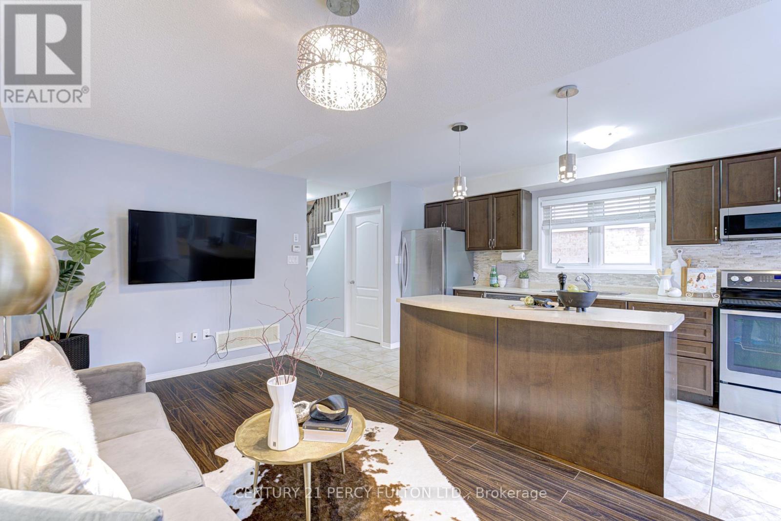 102 Russel Drive, Bradford West Gwillimbury, Ontario  L3Z 0M7 - Photo 10 - N12307065