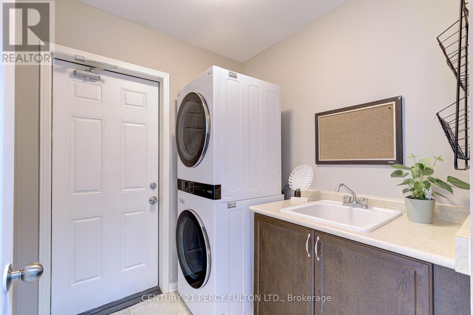 102 Russel Drive, Bradford West Gwillimbury, Ontario  L3Z 0M7 - Photo 19 - N12307065