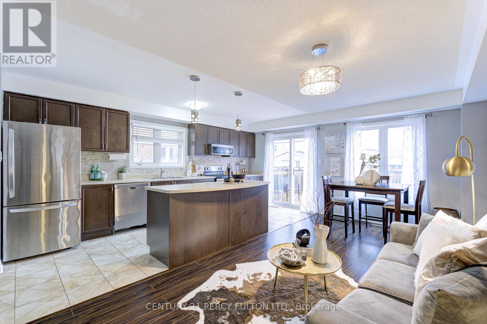 102 Russel Drive, Bradford West Gwillimbury, Ontario  L3Z 0M7 - Photo 9 - N12307065