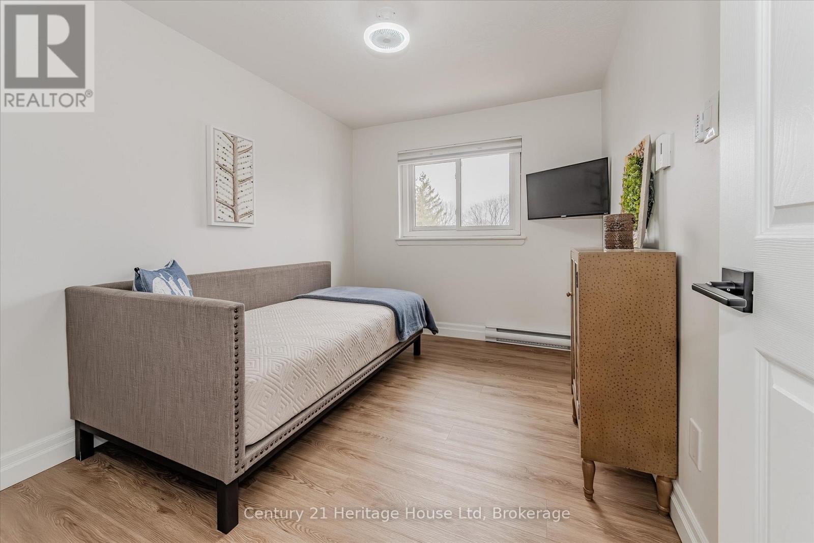 10 - 2 Worton Avenue, Guelph, Ontario  N1H 7C5 - Photo 28 - X12307150