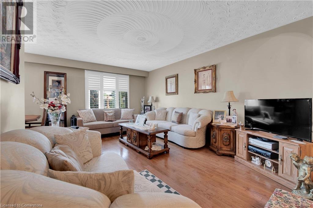 Property at 18 VILLA Court image 3