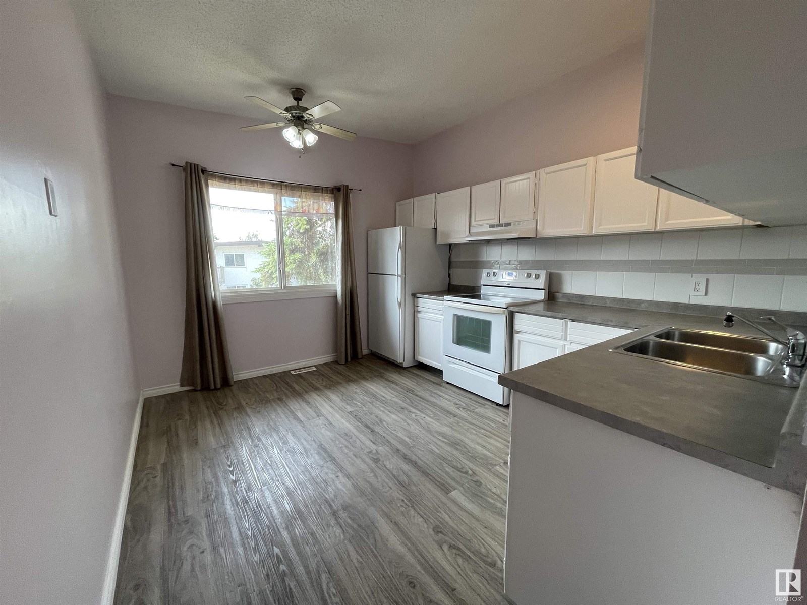 Property at 8930B 144 AV NW image 2