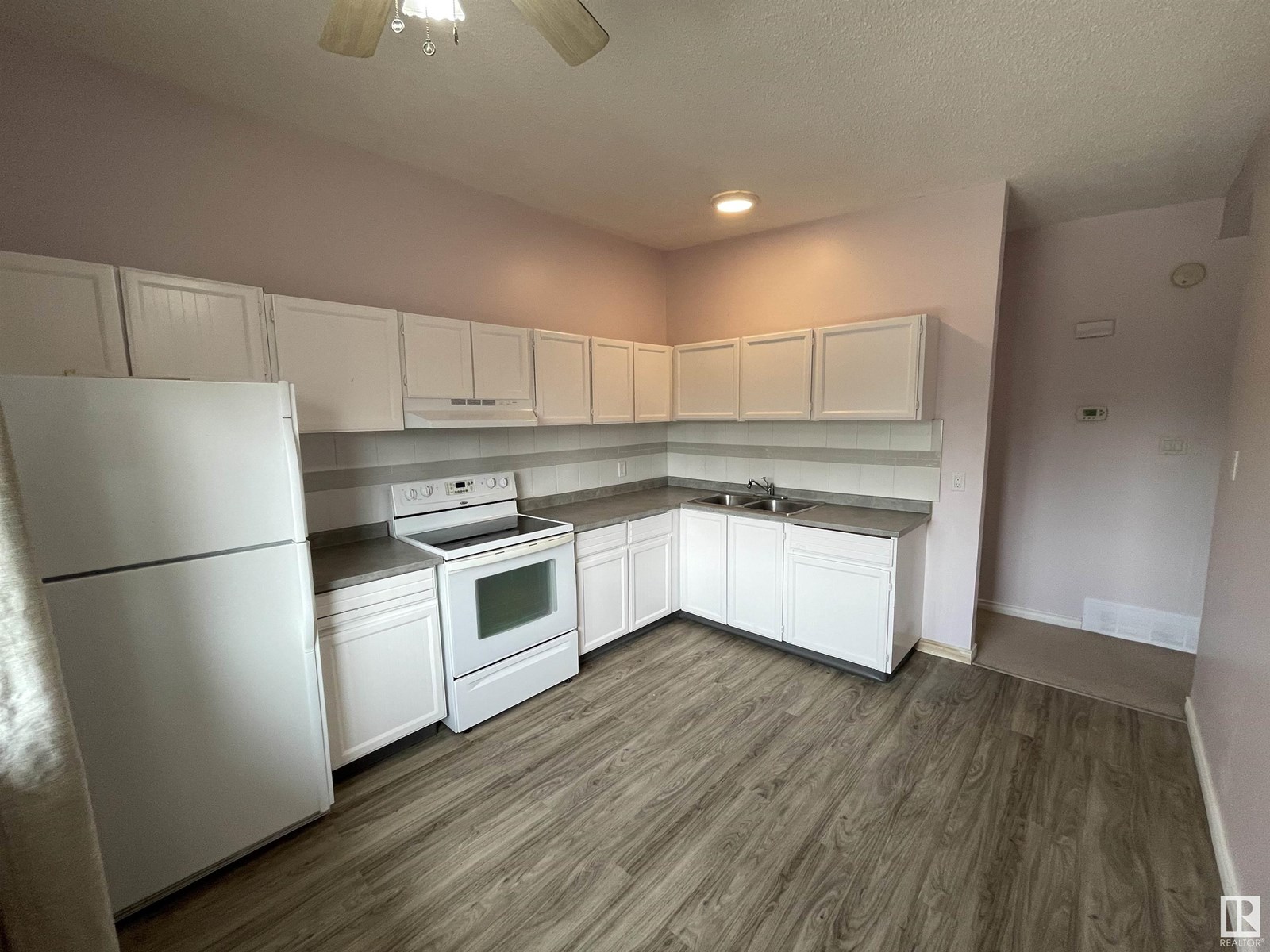 Property at 8930B 144 AV NW image 3