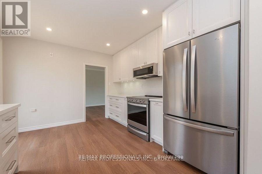 22 Fabian Place, Toronto, Ontario  M9P 2X7 - Photo 10 - W12307096