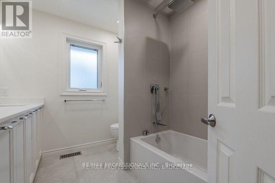 22 Fabian Place, Toronto, Ontario  M9P 2X7 - Photo 17 - W12307096