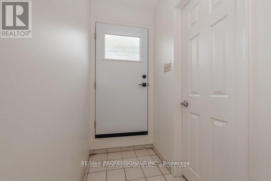 22 Fabian Place, Toronto, Ontario  M9P 2X7 - Photo 18 - W12307096