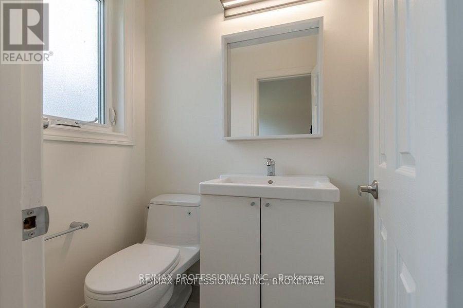 22 Fabian Place, Toronto, Ontario  M9P 2X7 - Photo 20 - W12307096