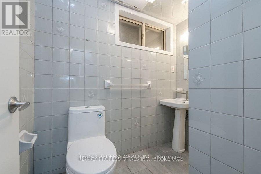 22 Fabian Place, Toronto, Ontario  M9P 2X7 - Photo 23 - W12307096