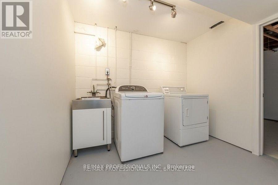 22 Fabian Place, Toronto, Ontario  M9P 2X7 - Photo 24 - W12307096